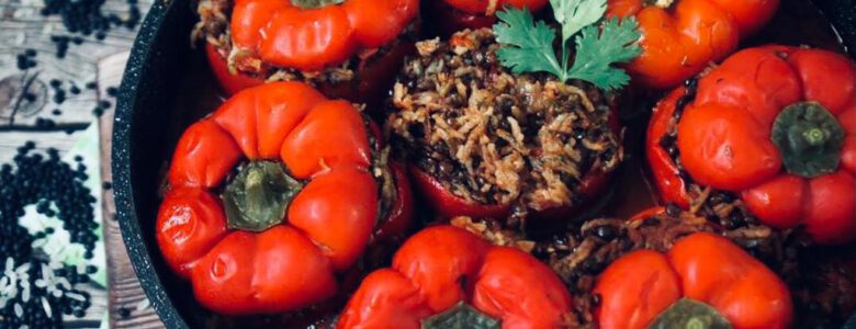 פלפלים ממולאים בעדשים שחורות ואורז