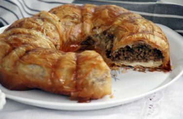 עוגת בצק פילו עם בשר
