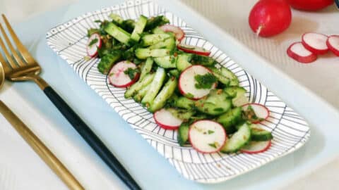 סלט מלפפונים עם צנוניות וזעתר