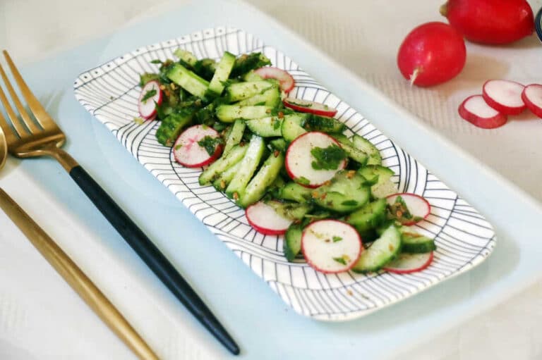 סלט מלפפונים עם צנוניות וזעתר