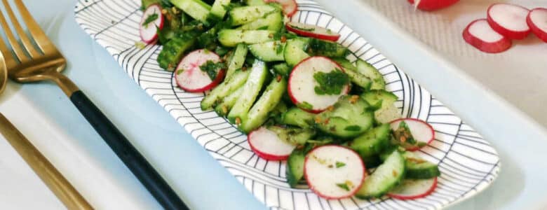 סלט מלפפונים עם צנוניות וזעתר