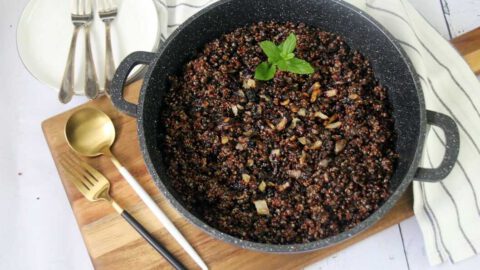 מג'דרה קינואה ועדשים שחורות