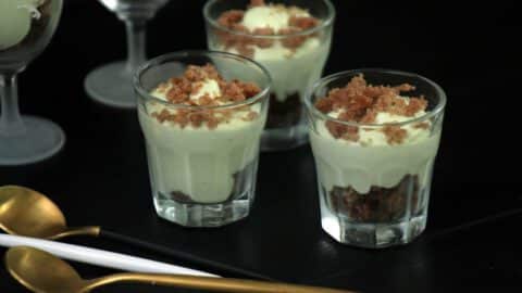 מוס פיסטוק בקינוחי כוסות