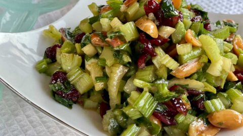 סלט עם סלרי חמוציות ובוטנים