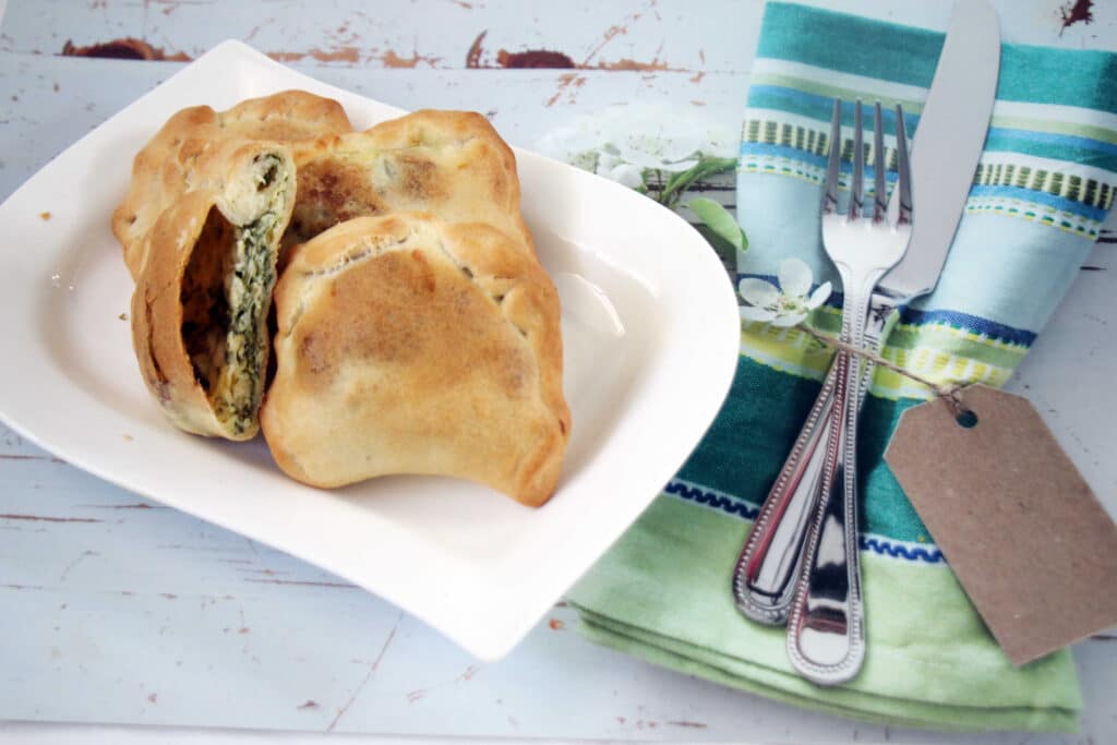 מאפה קלצונה עם תרד וגבינות