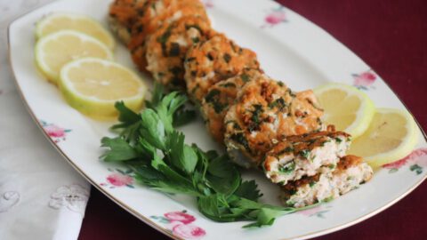 קציצות סלמון צרובות על מחבת