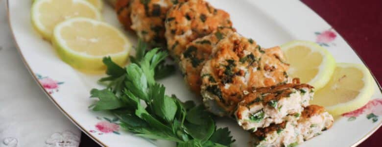 קציצות סלמון צרובות על מחבת