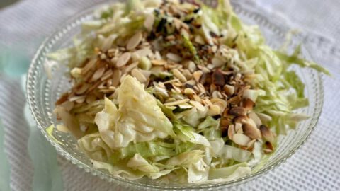 סלט כרוב לבן עם שקדים