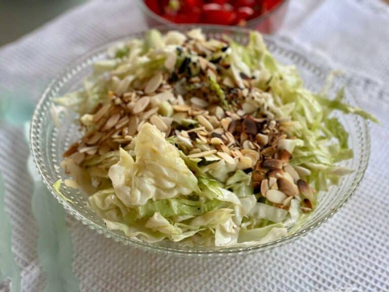 סלט כרוב לבן עם שקדים