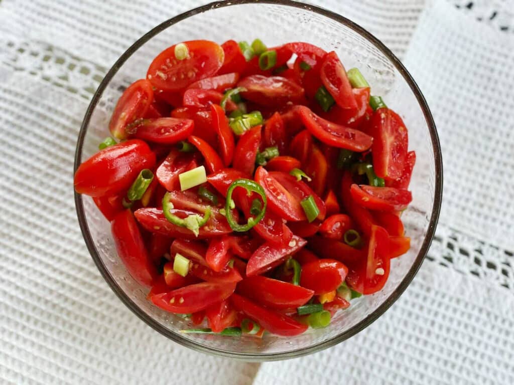 סלט עגבניות שרי ושום