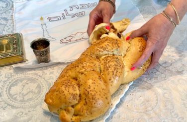 חלה לשבת עם זיתים