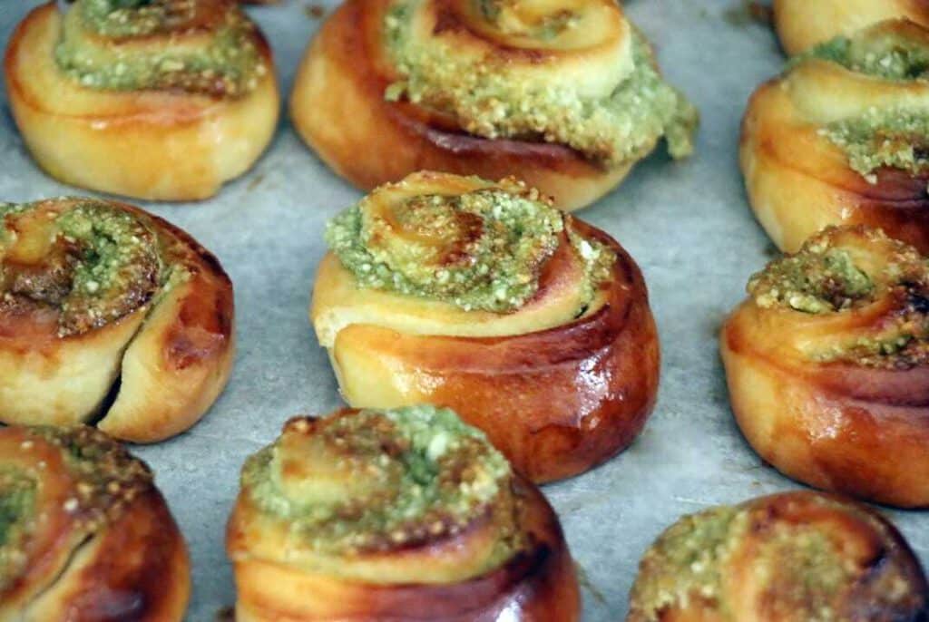 עוגת שמרים במילוי קרם פיסטוק שקדים