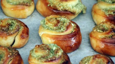 עוגת שמרים במילוי קרם פיסטוק שקדים