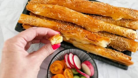 אצבעות פילו עם גבינה מלוחה