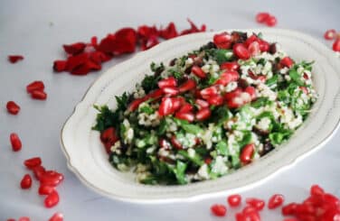 סלט טבולה עם רימונים וחמוציות