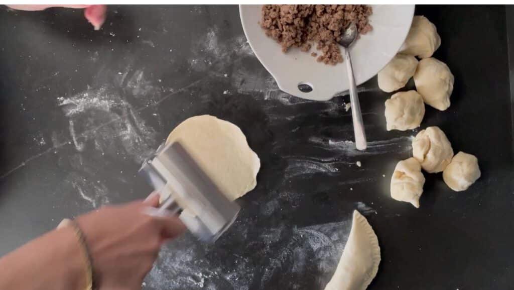 צ'יבורקי כיסונים ממולאים בשר