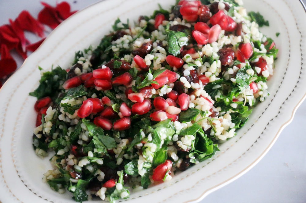 סלט טבולה עם רימונים וחמוציות