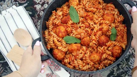 פסטה וקציצות עוף בסיר אחד