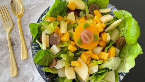 סלט חסה תפוחים ופירות