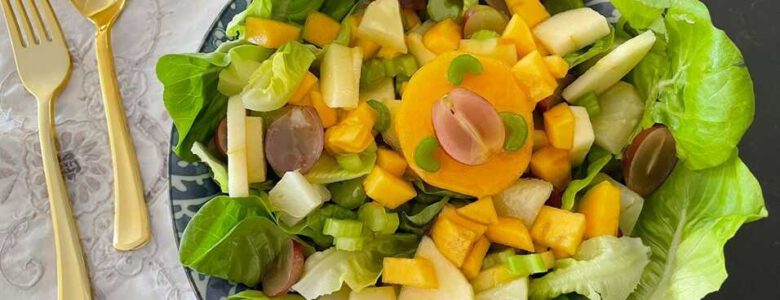 סלט חסה תפוחים ופירות