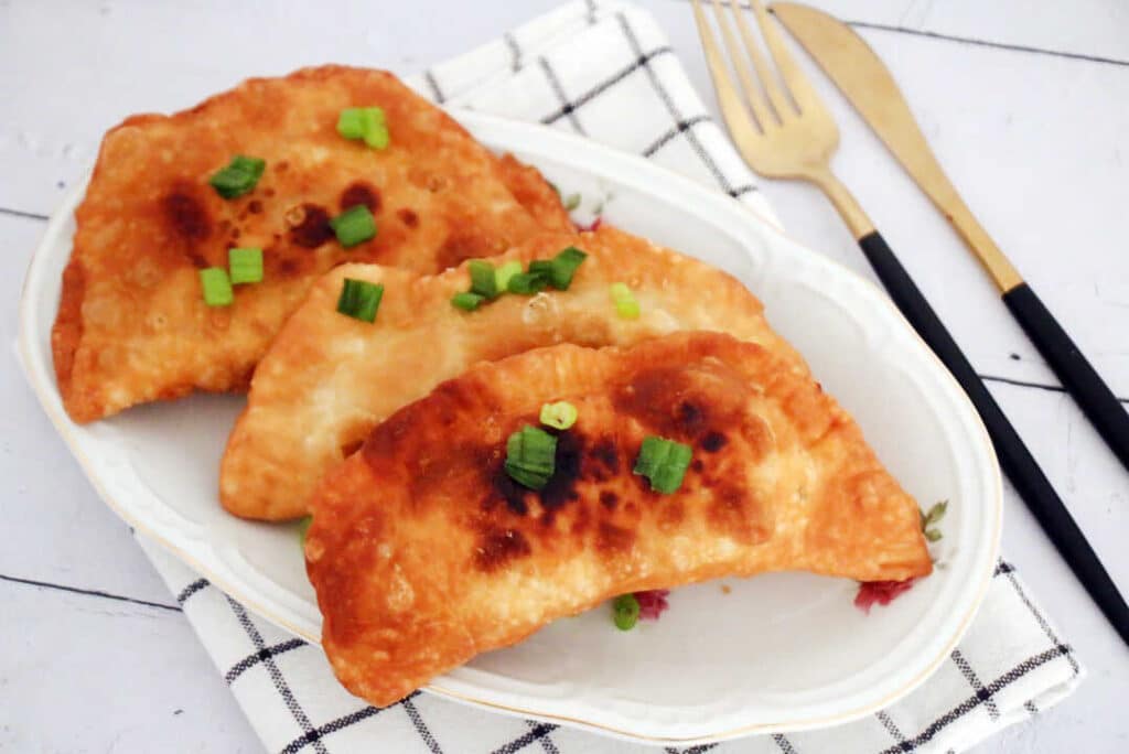 צ'יבורקי כיסונים ממולאים בשר