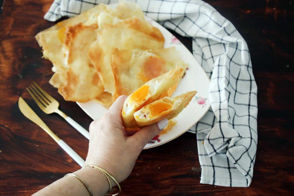 בוריקה במילוי ביצה מטוגנת או אפויה