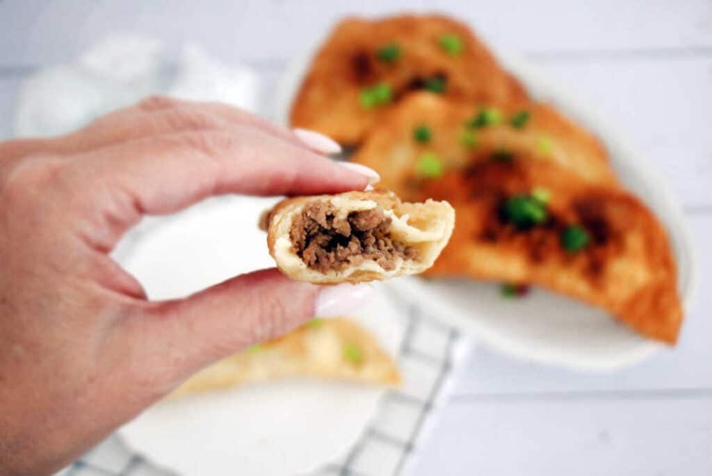 צ'יבורקי כיסונים ממולאים בשר