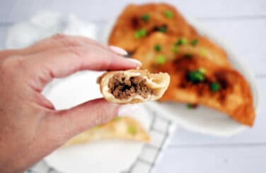 צ'יבורקי כיסונים ממולאים בשר