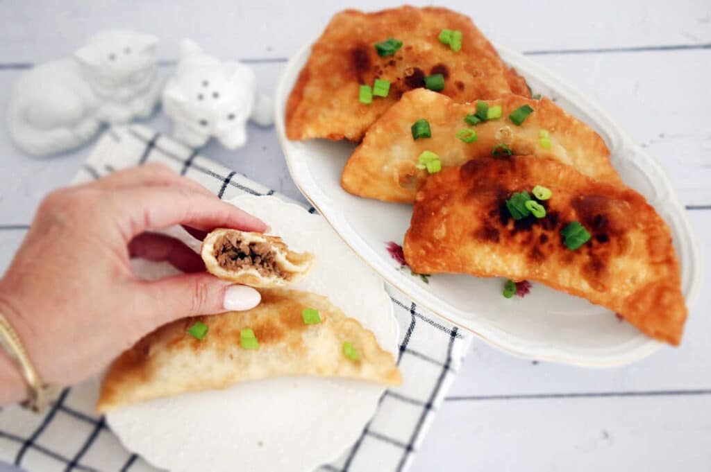 צ'יבורקי כיסונים ממולאים בשר