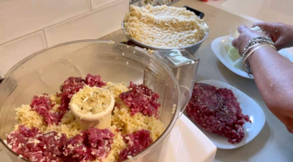 קובה מטוגן ממולא בשר טחון