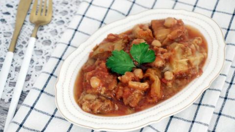 מנזלה זה חצילים עם חומוס