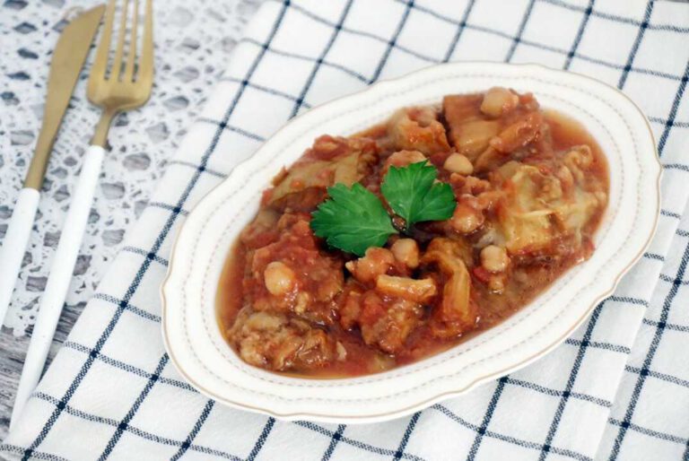 מנזלה זה חצילים עם חומוס