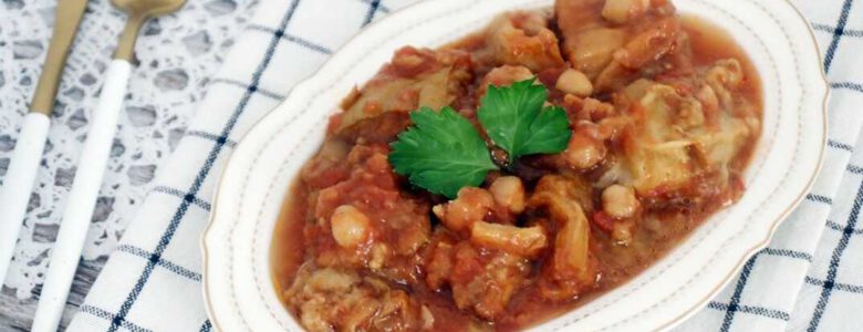 מנזלה זה חצילים עם חומוס