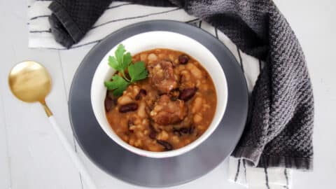 מרק שעועית וגריסים עם בשר