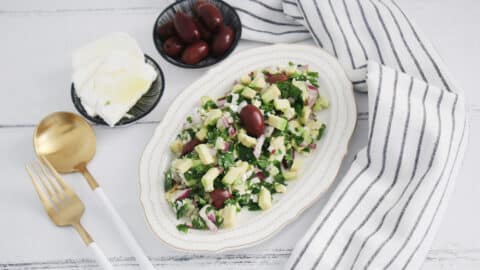 סלט אבוקדו עם גבינה בולגרית