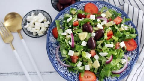 סלט אבוקדו עם חסה ותותים