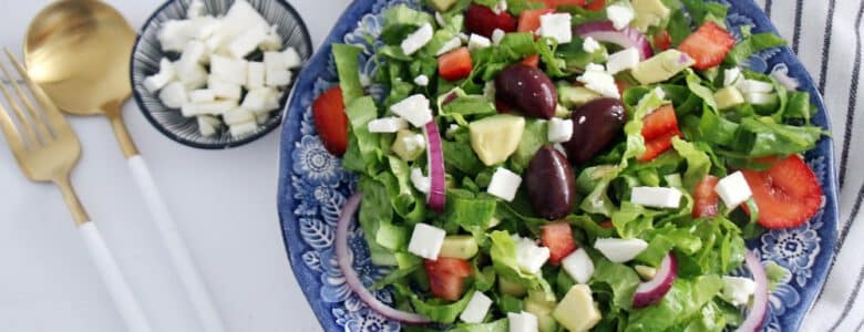 סלט אבוקדו עם חסה ותותים