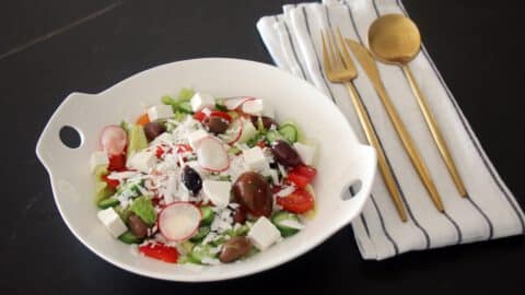 סלט יווני עם צנוניות