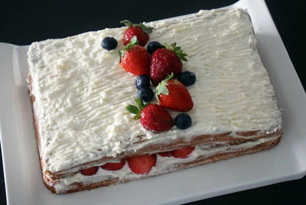 עוגת שכבות קצפת עם תותים