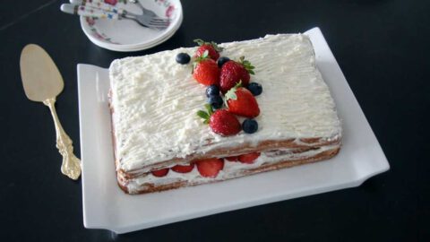 עוגת שכבות קצפת עם תותים