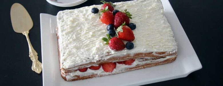 עוגת שכבות קצפת עם תותים