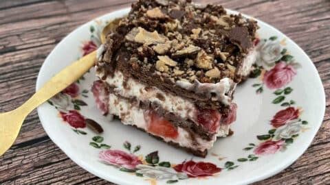 עוגת פתי בר עם תותים וקצפת