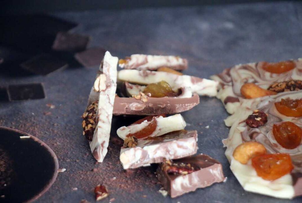 חטיף שברי שוקולד עם תוספות