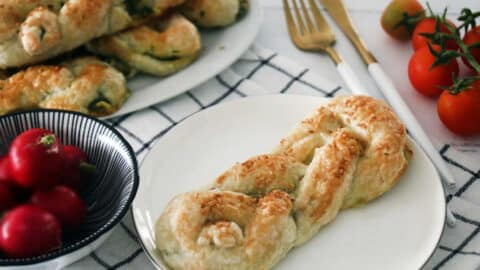 בורקס תרד וגבינה בצורת שמיניות