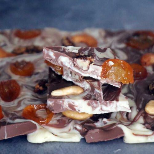 חטיף שברי שוקולד עם תוספות