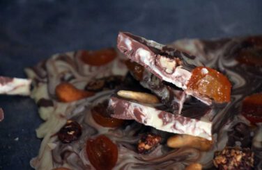 חטיף שברי שוקולד עם תוספות