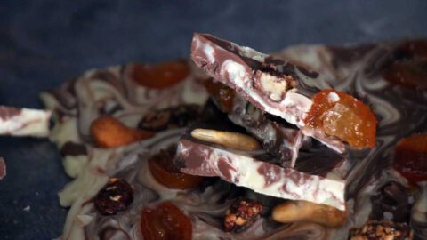 חטיף שברי שוקולד עם תוספות