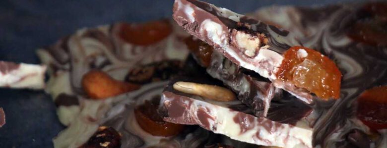 חטיף שברי שוקולד עם תוספות