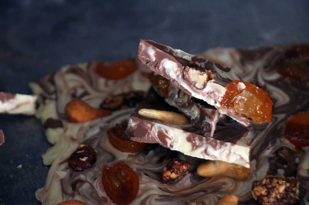 חטיף שברי שוקולד עם תוספות