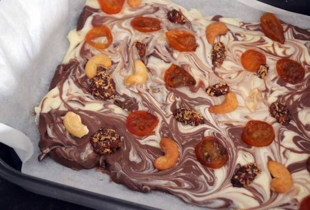 חטיף שברי שוקולד עם תוספות